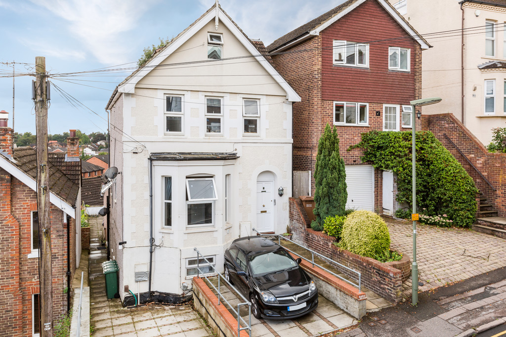 Grovehill Road, Redhill 16136 Move Revolution