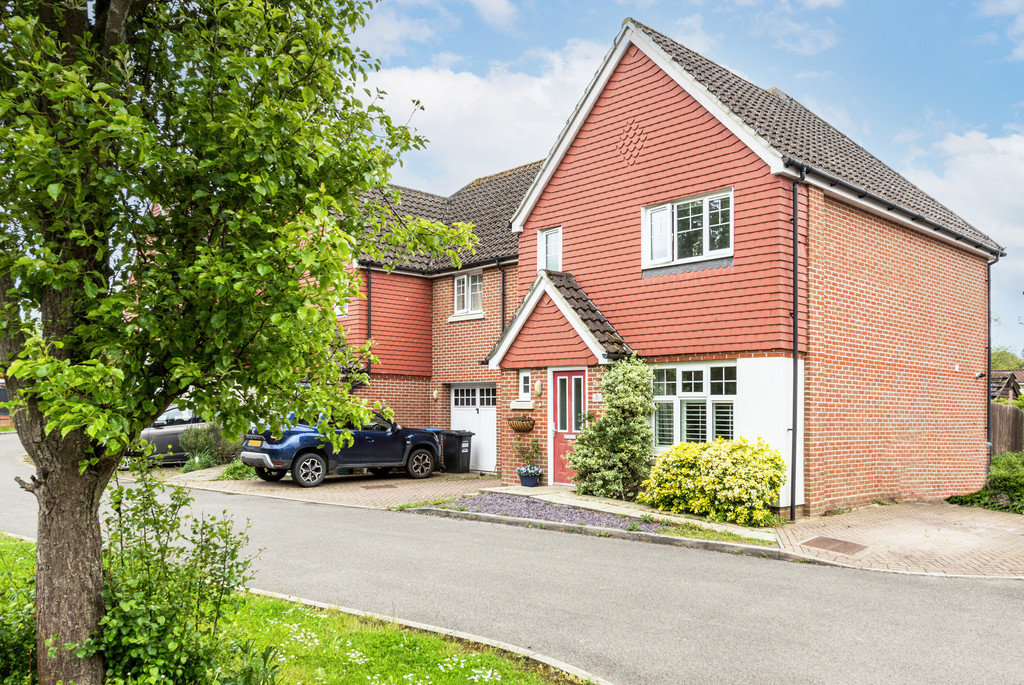 Cobham Close, Lingfield 19495 Move Revolution